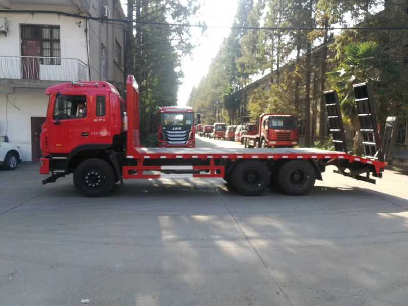 江淮后八輪平板運(yùn)輸車圖片